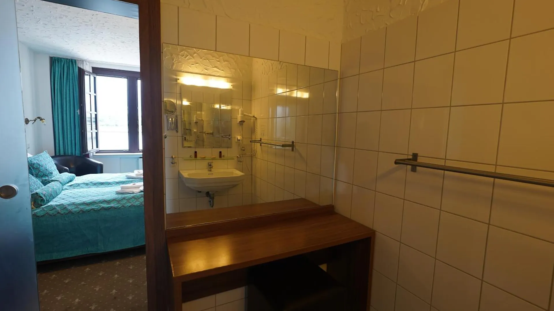 Hotel Und Restaurant Loewenbraeu Koeln 3*, קלן
