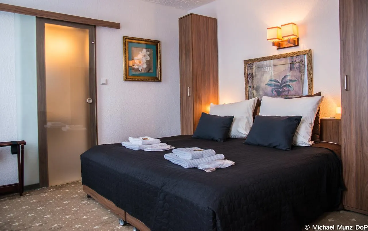 Hotel Und Restaurant Loewenbraeu Koeln  Colónia